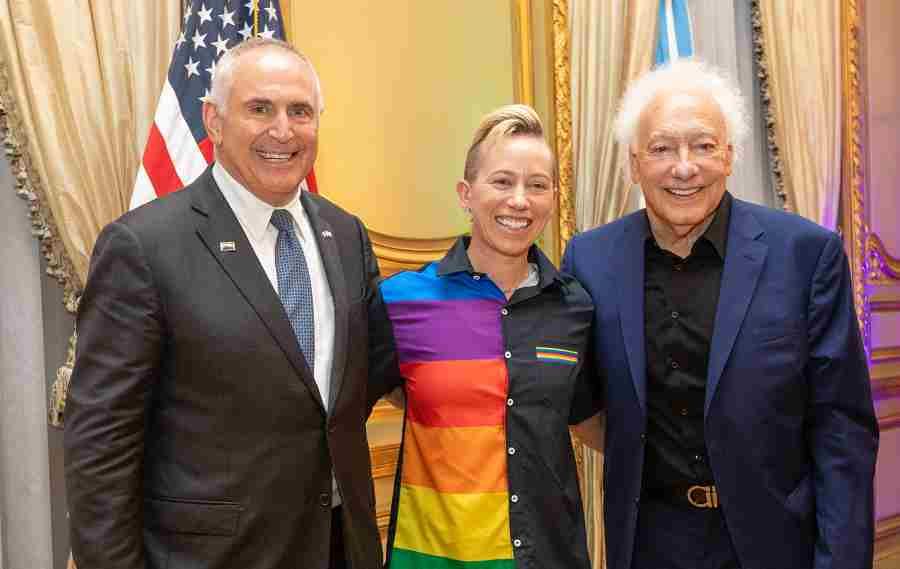 Marc Stanley, Joanna Lohman y Guillermo Cppola en la Pride Reception, en la embajada de EE.UU.