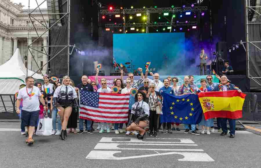 Marcha del Orgullo 2024: embajadores extranjeros frente al escenario y el Congreso.