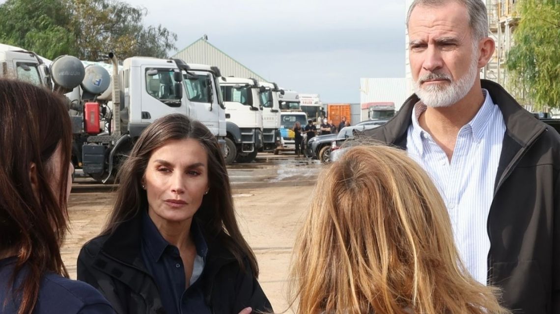 El rey Felipe de España y Leticia Ortiz fueron insultados y atacados con  barro por algunos ciudadanos | Caras