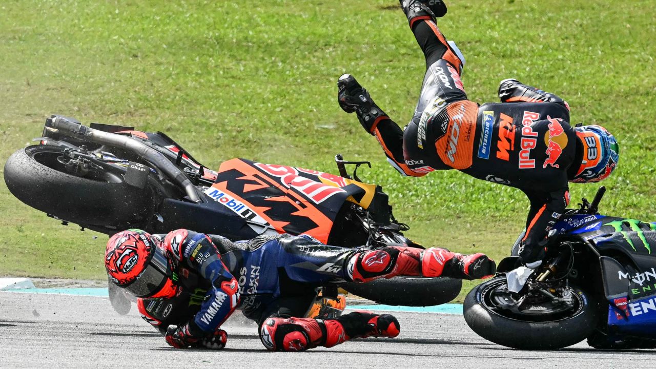 El piloto francés Fabio Quartararo (izq.) de Monster Energy Yamaha MotoGP y el piloto sudafricano Brad Binder (der.) de Red Bull KTM Factory caen tras una colisión durante el Gran Premio de Malasia de MotoGP en el Circuito Internacional de Sepang en Sepang. | Foto:Mohd Rasfan / AFP