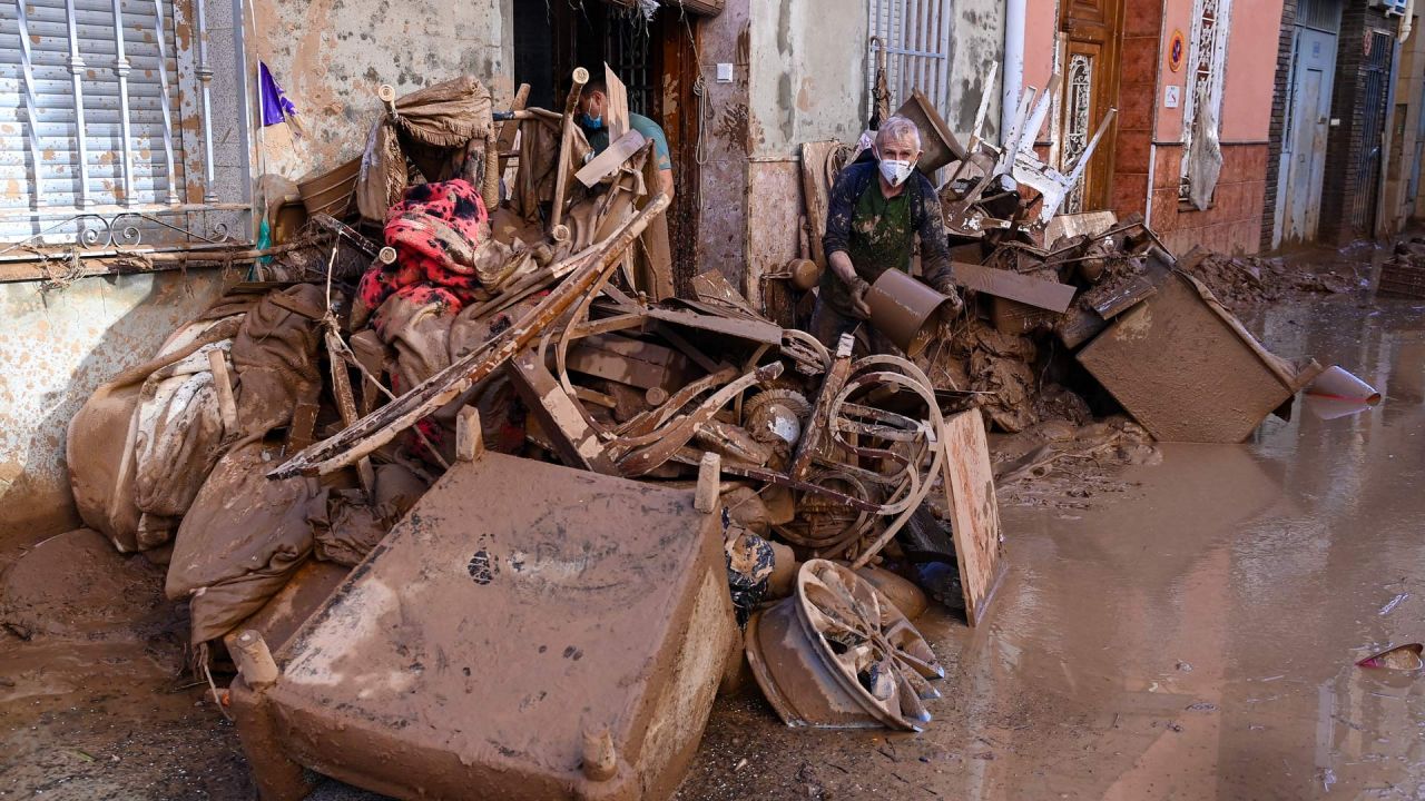 La gente limpia el barro y los escombros de las casas en Massanassa, en la región de Valencia, este de España, tras las devastadoras inundaciones. España desplegará 10.000 soldados y policías más en la región oriental de Valencia devastada por las inundaciones que han matado a 211 personas, dijo el presidente del Gobierno, Pedro Sánchez. | Foto:Jose Jordan / AFP