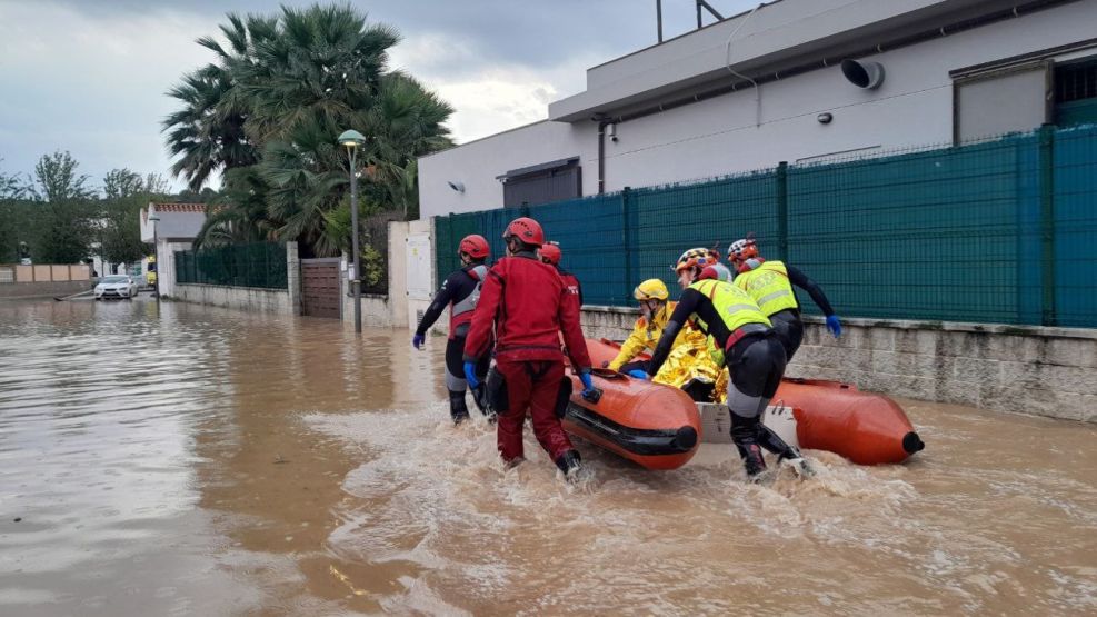 Alerta roja en Cataluña: las tormentas inundaron las calles y colapsaron trenes y el Aeropuerto de Barcelona