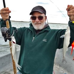 Si hay viento el pejerrey come mejor y aumenta la calidad de las capturas. Hay mucho peje de 400 g que se va eligiendo a medida que se hace la pesca, y cada tanto aparece alguna sorpresa de las gratas. 