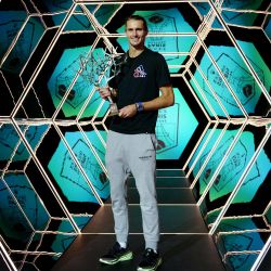 El alemán Alexander Zverev posa con el trofeo después de ganar la final individual masculina del torneo de tenis ATP Masters 1000 de París. | Foto:DIMITAR DILKOFF / AFP