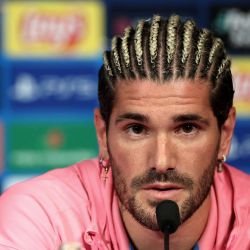 El centrocampista argentino del Atlético de Madrid Rodrigo De Paul habla durante una conferencia de prensa en la víspera del partido de fútbol de la UEFA Champions League entre Paris Saint-Germain y Atlético de Madrid en el estadio Parc des Princes en París. | Foto:FRANCK FIFE / AFP