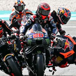 El piloto australiano de Red Bull KTM Factory, Jack Miller, choca con el piloto francés de Monster Energy Yamaha MotoGP, Fabio Quartararo y el piloto sudafricano de Red Bull KTM Factory, Brad Binder, al inicio del Gran Premio de Malasia de MotoGP en el Circuito Internacional de Sepang. | Foto:Mohd Rasfan / AFP
