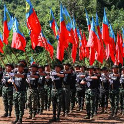 Esta foto muestra a miembros del Ejército Nacional Kayan (KNA) participando en la ceremonia de fundación cerca del municipio de Pekon en el estado de Shan de Myanmar. Las fuerzas Kayan en el estado de Karenni formaron el Ejército Nacional Kayan para luchar contra la junta militar y anunciaron que realizarán operaciones militares en varios municipios y en la capital de Myanmar, Naypyidaw. | Foto:AFP
