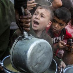 Personas reciben ayuda alimentaria, en la Ciudad de Gaza. "Toda la población palestina en el norte de Gaza está en riesgo inminente de morir a causa de enfermedades, hambruna y violencia", afirma una declaración conjunta firmada por los jefes de 15 agencias de la ONU, incluyendo la Organización Mundial de la Salud, el Fondo de las Naciones Unidas para la Infancia, la Organización Internacional para las Migraciones, el Programa Mundial de Alimentos y grupos de ayuda. | Foto:Xinhua/Mahmoud Zaki