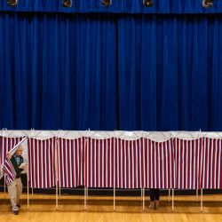 Un hombre sale de una cabina de votación en un centro de votación en Lancaster, New Hampshire. | Foto:Joseph Prezioso / AFP