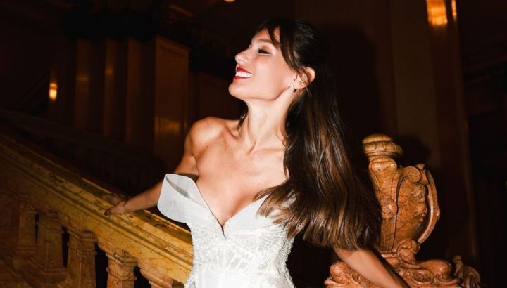 Cómodo y elegante, así es el look de Pampita para pasear por las calles de París 