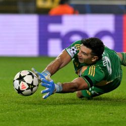 El arquero argentino del Aston Villa, Emiliano Martínez, ataja la pelota durante el partido de fútbol de la jornada 4 de la fase de liga de la UEFA Champions League entre el Club Brugge y el Aston Villa en el Jan Breydelstadion en Brujas. | Foto:NICOLAS TUCAT / AFP
