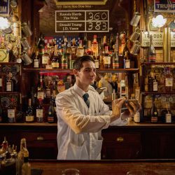 El asistente del barman Angelo prepara un cóctel "Trump-et" en el Harry's Bar durante un evento de la noche electoral posterior a las elecciones presidenciales de Estados Unidos, en París. El bar, que afirma ser la cuna del Bloody Mary y el lugar de reunión favorito del escritor estadounidense Ernest Hemingway, se enorgullece de haber predicho correctamente el resultado de las elecciones presidenciales de Estados Unidos en todas menos tres ocasiones en cien años con su tradicional "sondeo informal". La encuesta comenzó en 1924 para dar a los estadounidenses que vivían en París. | Foto:Kiran Ridley / AFP