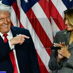 El expresidente estadounidense y candidato presidencial republicano Donald Trump señala a su esposa, la ex primera dama estadounidense Melania Trump, durante un evento de la noche de las elecciones en el Centro de Convenciones de West Palm Beach en West Palm Beach, Florida. | Foto:JIM WATSON / AFP