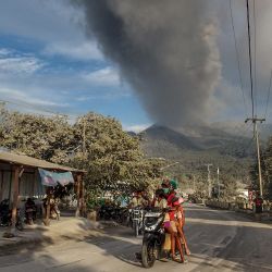 Los aldeanos huyen durante una erupción del monte Lewotobi Laki-Laki, en la aldea de Boru, en Indonesia. | Foto:ARNOLD WELIANTO / AFP