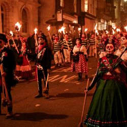 Los asistentes llevan sus antorchas por las calles de Lewes, en el este de Sussex, en el sur de Inglaterra, durante las tradicionales celebraciones de la Noche de las Hogueras. Miles de personas asisten al desfile anual por las estrechas calles hasta que la velada llega a su fin con la quema de una efigie o "guy", que suele representar a Guy Fawkes, que murió en 1605 tras un intento fallido de hacer estallar las Casas del Parlamento. | Foto:Glyn Kirk / AFP