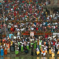Los devotos hindúes se reúnen para ver el festival Nag Nathaiya en las orillas del río Ganges en Tulsi Ghat, en Varanasi, India. | Foto:NIHARIKA KULKARNI / AFP