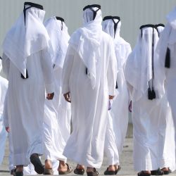 Los hombres qataríes llegan a un colegio electoral en Doha para emitir sus votos en un referéndum general sobre enmiendas constitucionales, incluida la eliminación de las elecciones al consejo legislativo. | Foto:KARIM JAAFAR / AFP