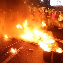 Manifestantes israelíes incendiaron una calle en Tel Aviv tras la destitución del ministro de Defensa, en medio de la guerra en curso entre Israel y el grupo militante Hamás. El primer ministro israelí, Benjamin Netanyahu, despidió al ministro de Defensa, Yoav Gallant, tras diferencias públicas sobre la guerra en curso en Gaza, y lo reemplazó por el ex alto diplomático Israel Katz. | Foto:JACK GUEZ / AFP