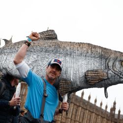 Manifestantes participan en una "Marcha por el agua limpia" en Londres, pidiendo al gobierno que "detenga el envenenamiento de las aguas británicas". | Foto:BENJAMIN CREMEL / AFP