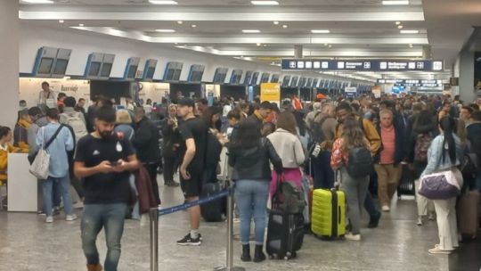 El Gobierno denunció a los gremios por las asambleas en Aeroparque: "Pasajeros descompuestos y con ataque de pánico"