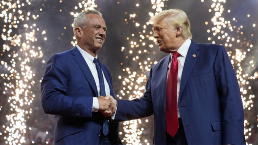 Robert F. Kennedy Jr. y Donald Trump en un acto de campaña en Arizona