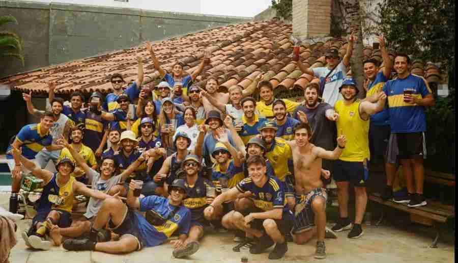 Carolina Blaquier junto al grupo de argentinos con los que vio a Boca en final Copa América 2023.