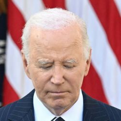 El presidente de Estados Unidos, Joe Biden, se dirige a la nación desde el jardín de rosas de la Casa Blanca en Washington, DC, después de que Donald Trump ganara las elecciones presidenciales. Biden instó el jueves a los estadounidenses a bajar la temperatura política después de la victoria electoral aplastante de Donald Trump, diciendo que garantizaría una transición "pacífica y ordenada" hacia el Partido Republicano. | Foto:SAUL LOEB / AFP