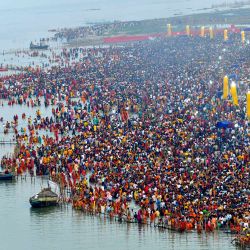 Los devotos hindúes ofrecen oraciones en el río Ganges con motivo del festival hindú de 'Chhath Puja' en Patna, India. | Foto:Sachin Kumar / AFP
