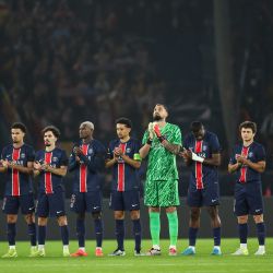 Los jugadores del PSG participan en un homenaje a las víctimas de las inundaciones en Valencia antes de la UEFA Champions League, fase de liga - Jornada 4, partido de fútbol entre el París Saint-Germain (PSG) y el Atlético de Madrid, en el estadio Parc des Princes de París. | Foto:FRANCK FIFE / AFP
