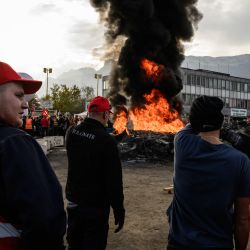 Los trabajadores en huelga de la fábrica de productos químicos Vencorex, propiedad de una filial de la empresa tailandesa PTT GC, se mantienen junto a una hoguera durante una protesta frente a la planta que produce materias primas para el mercado de poliuretano tras la declaración de quiebra de la empresa en Pont-de-Claix, Alpes franceses. | Foto:JEFF PACHOUD / AFP