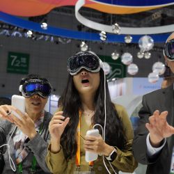 Visitantes experimentan el proceso de terapia con radioligandos usando tecnología de Realidad Aumentada en el estand de Novartis durante la VII Exposición Internacional de Importaciones de China, en Shanghai. | Foto:Xinhua/Liu Ying
