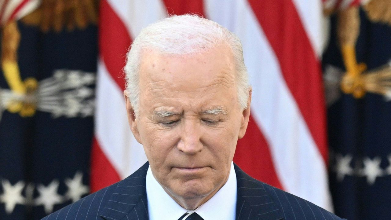 El presidente de Estados Unidos, Joe Biden, se dirige a la nación desde el jardín de rosas de la Casa Blanca en Washington, DC, después de que Donald Trump ganara las elecciones presidenciales. Biden instó el jueves a los estadounidenses a bajar la temperatura política después de la victoria electoral aplastante de Donald Trump, diciendo que garantizaría una transición "pacífica y ordenada" hacia el Partido Republicano. | Foto:SAUL LOEB / AFP