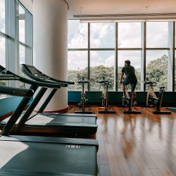 El gimnasio se encuentra al lado de la sala para yoga y sound healing.