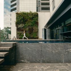La mitad descubierta de la piscina, con vista a la ciudad y el río Pinheiro.