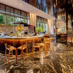  La barra del Bar Cajú, que tiene la forma de la típica fruta brasilera.