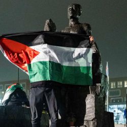 La bandera palestina y una estatua bandalizada en medio de los ataques a hinchas del club isrealí.  | Foto:CEDOC