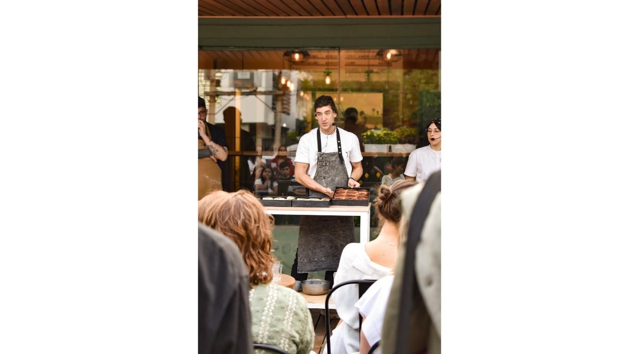 Hogaza abre su cocina y comparte la receta de sus famosos Rolls de Canela en una clase abierta
