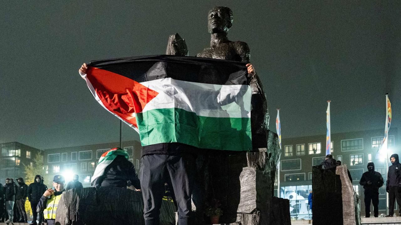 La bandera palestina y una estatua bandalizada en medio de los ataques a hinchas del club isrealí.  | Foto:CEDOC