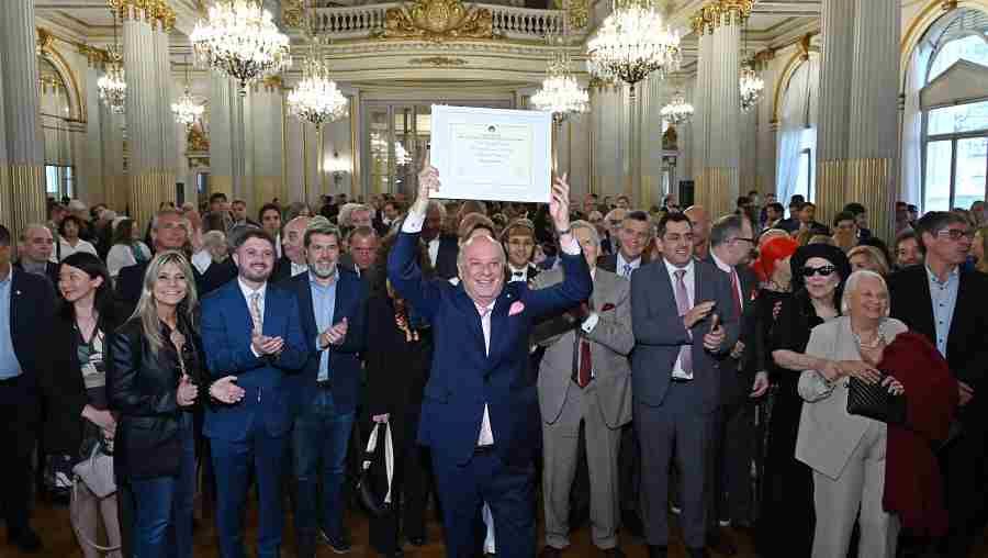 Martín Cabrales y su diploma como Personalidad destacada de la Cultura, de Buenos Aires.