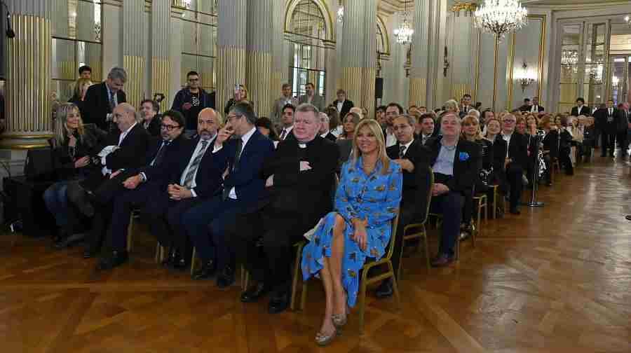 Empresarios, religiosos, y amigos en el acto de Martín Cabrales: personalidad destacada de la Cultura.