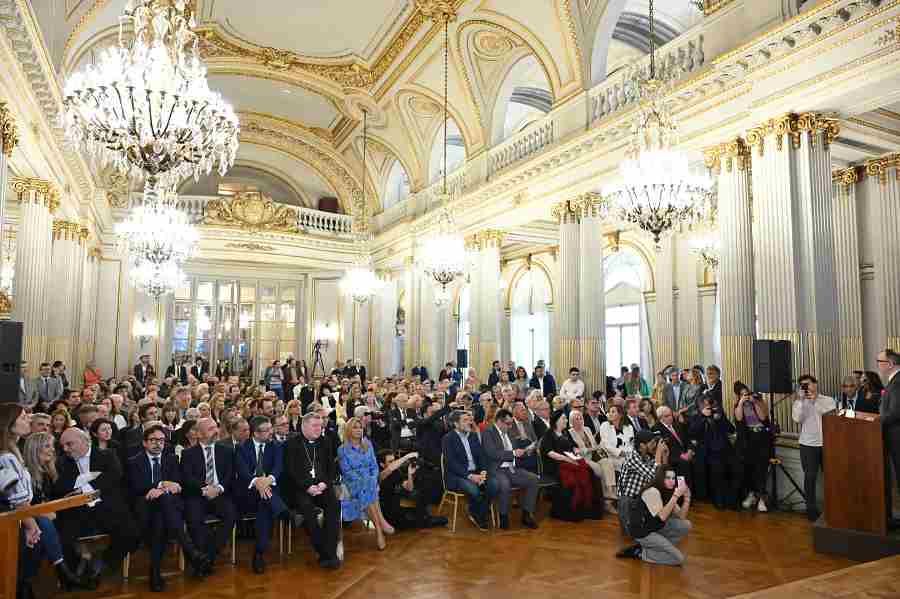 Martín Cabrales y su diploma como Personalidad destacada de la Cultura, de Buenos Aires.