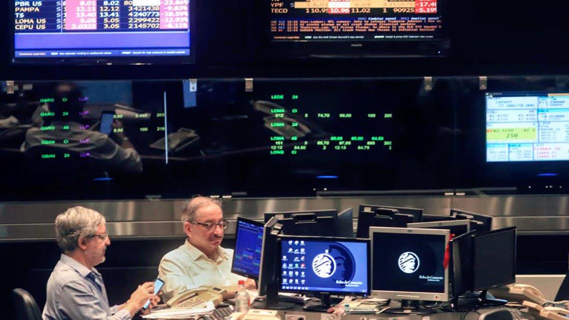 El mercado local retoma operaciones tras el feriado XXL: ¿Qué pasa con las acciones y los bonos argentinos? 