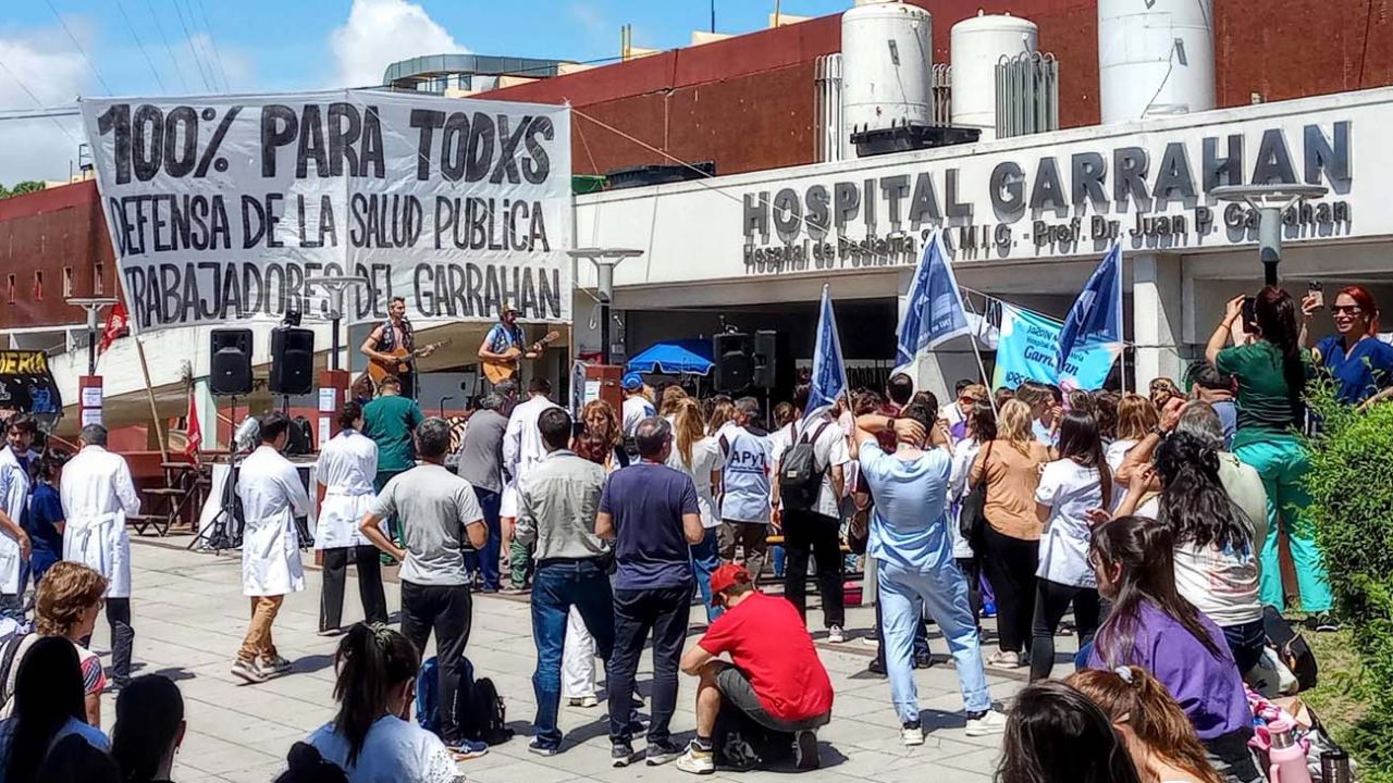 Crisis de salud pública: nuevas protestas por falta de actualización de  sueldos en el Hospital Garrahan | Perfil