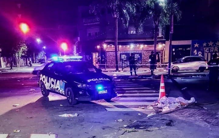 Así quedó la zona del violento episodio en las inmediaciones del Gigante de Arroyito.