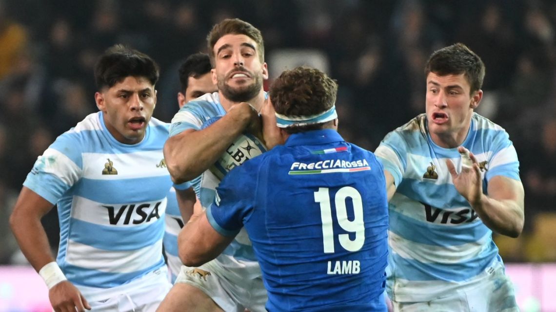 Italy's lock Dino Lamb tries to block Argentina's fullback Juan Cruz Mallia during the Autumn Nations Series International rugby union test match between Italy and Argentina at the Friuli stadium in Udine, on November 9, 2024. 