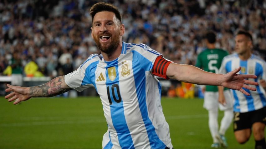 Está dulce con la Selección: Leo viene de anotar un triplete y dar dos asistencias en la goleada 6-0 a Bolivia.