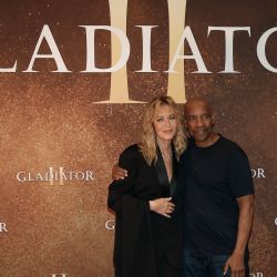 El actor, director y productor de cine estadounidense Denzel Washington posa junto a la modelo y actriz danesa Connie Nielsen durante una sesión fotográfica antes del estreno de la película "Gladiator II" en el cine Pathe Beaugrenelle, en París. | Foto:Kiran Ridley / AFP