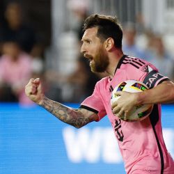 El delantero argentino del Inter de Miami, Lionel Messi, celebra su gol durante el partido de vuelta de las semifinales de la Conferencia Este de la Major League Soccer (MLS) entre el Inter Miami CF y el Atlanta United FC en el Chase Stadium en Fort Lauderdale, Florida. | Foto:Chris Arjoon / AFP