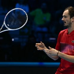 El ruso Daniil Medvedev reacciona durante su partido contra el estadounidense Taylor Fritz en el torneo de tenis ATP Finals en Turín. | Foto:MARCO BERTORELLO / AFP