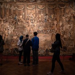 Imagen de personas observando las obras exhibidas en el Museo Nacional de Bellas Artes durante una nueva edición de "La Noche de los Museos", en la ciudad de Buenos Aires, capital de Argentina. | Foto:Xinhua/Martín Zabala